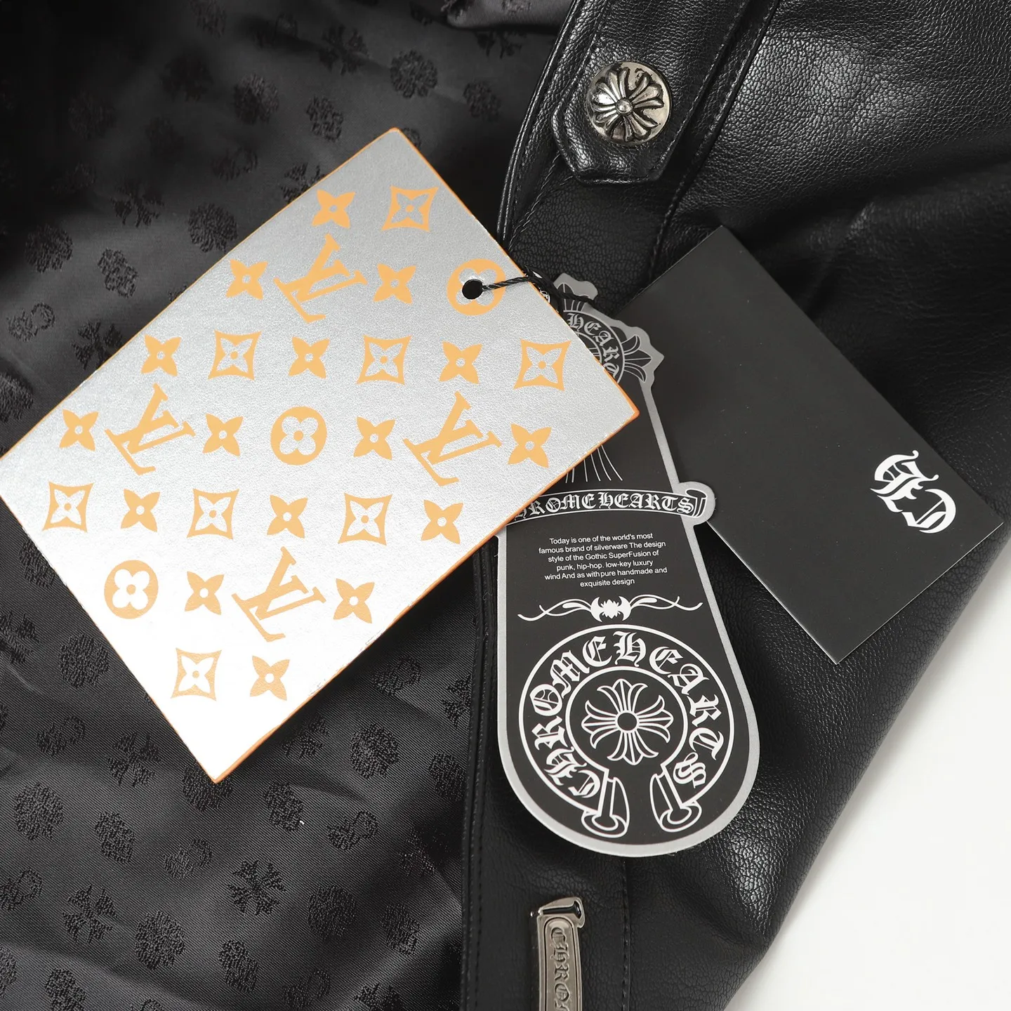 P600 Chrome Hearts leather jacket with large embroidery on the arms ●Authentic product: 64000 purchased and developed ●Technology: Close-step embroidery production ●Version: Fitted version ●Weight: about 1065 grams ●Size: S-M-L ●Description: CH's new leather jacket with large arm embroidery. Full size shipped. Custom-woven fabric is made of black pebbled genuine leather. Customized silk jacquard logo lining. Embroidery is processed by machine. Appliqué embroidery process. Imported template machine shape on the back. Customized genuine leather trademark. Customized genuine Leather size. Customized 5.8cm metal logo. Customized 18mm four-button buckle. Customized 18mm two-button button. Customized accessories. Same style for men and women. Full street feel. Workmanship details are very good. The overall routing is straight and delicate. The fabric is comfortable and soft, and the color is consistent without color difference. It can be matched with the same style to create a fashionable look, and can be used in various occasions. Customized accessories, complete with three standards, same style for men and women!